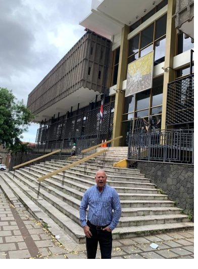Angel Viera frente a la Biblioteca Nacional de Costa Rica